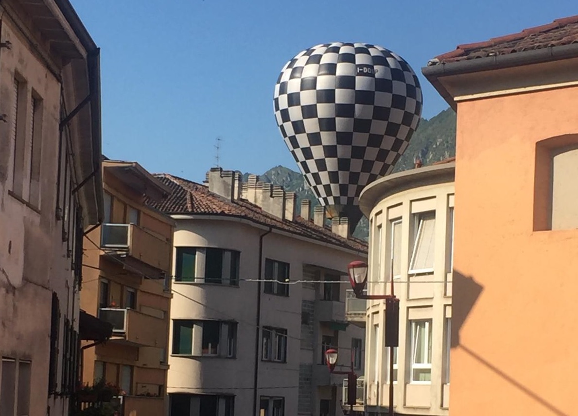 Mongolfiera in volo tra le case di Castello