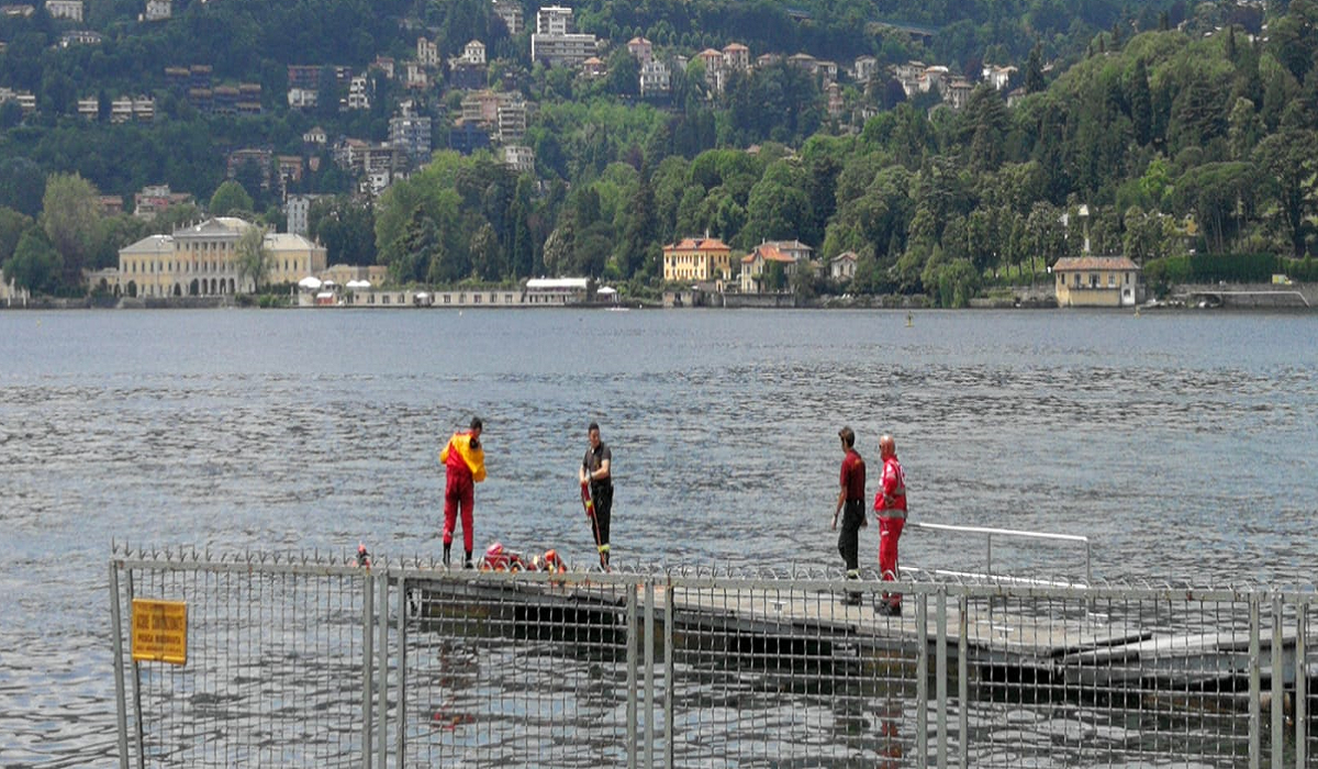 Giovane si tuffa nel lago e non riemerge: ritrovato dai sommozzatori, è morto in ospedale FOTO e VIDEO