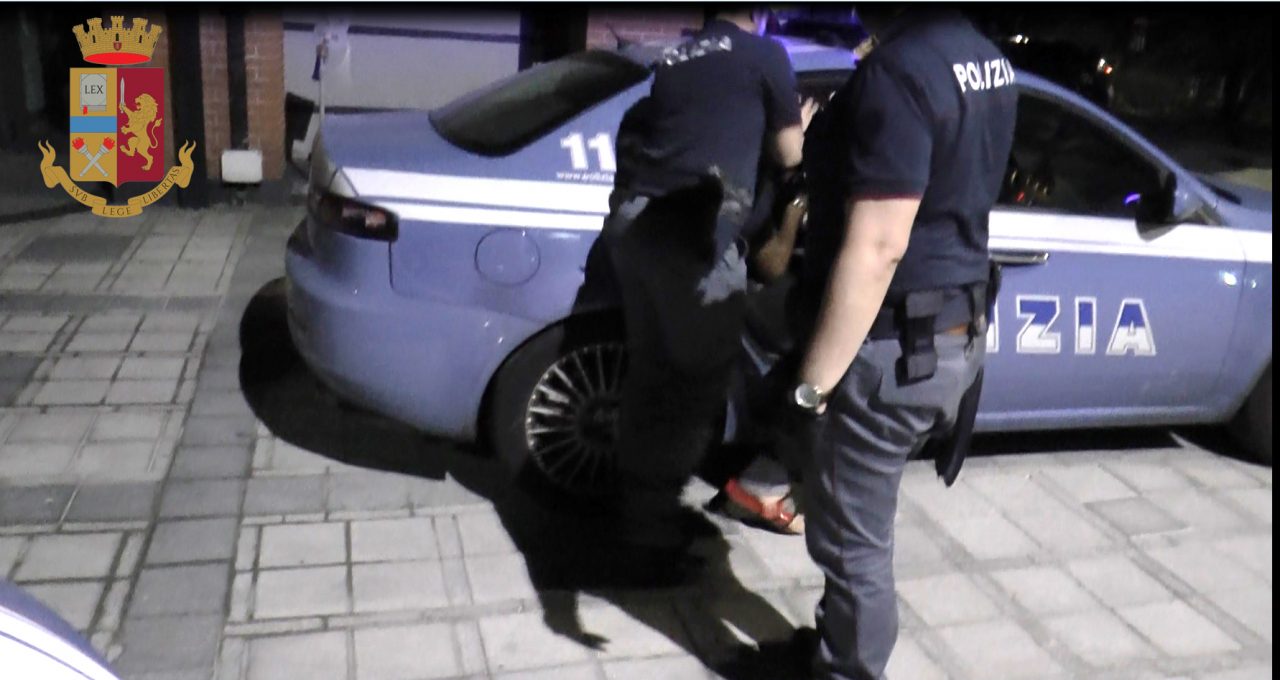 Ubriaco aggredisce sanitari e poliziotti: fermato con lo spray al peperoncino e arrestato