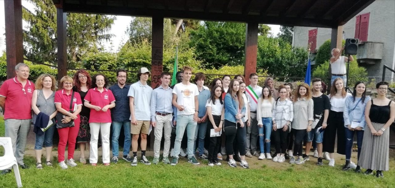 Olginate, consegnata la Costituzione ai maggiorenni FOTO