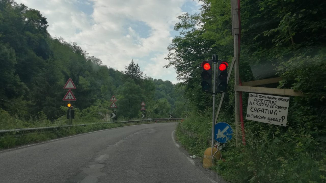 Cittadini esasperati: cartello “ironico” contro il senso unico alternato