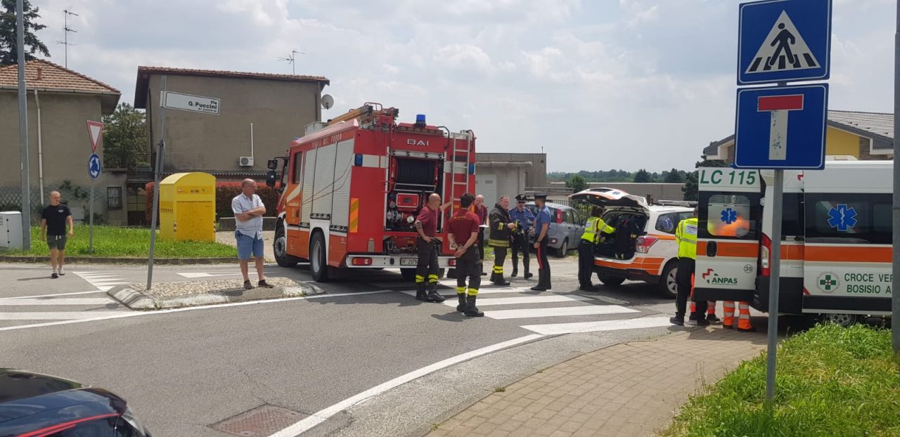 Tremendo botto: auto esce di strada alla rotonda. Anziano in condizioni serie FOTO