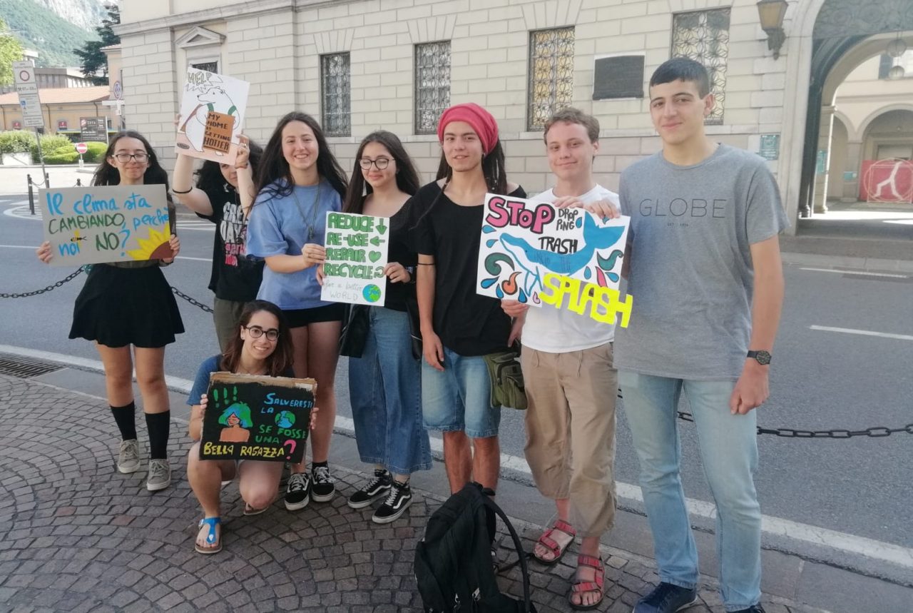 Studenti lecchesi in presidio davanti al Municipio FOTO