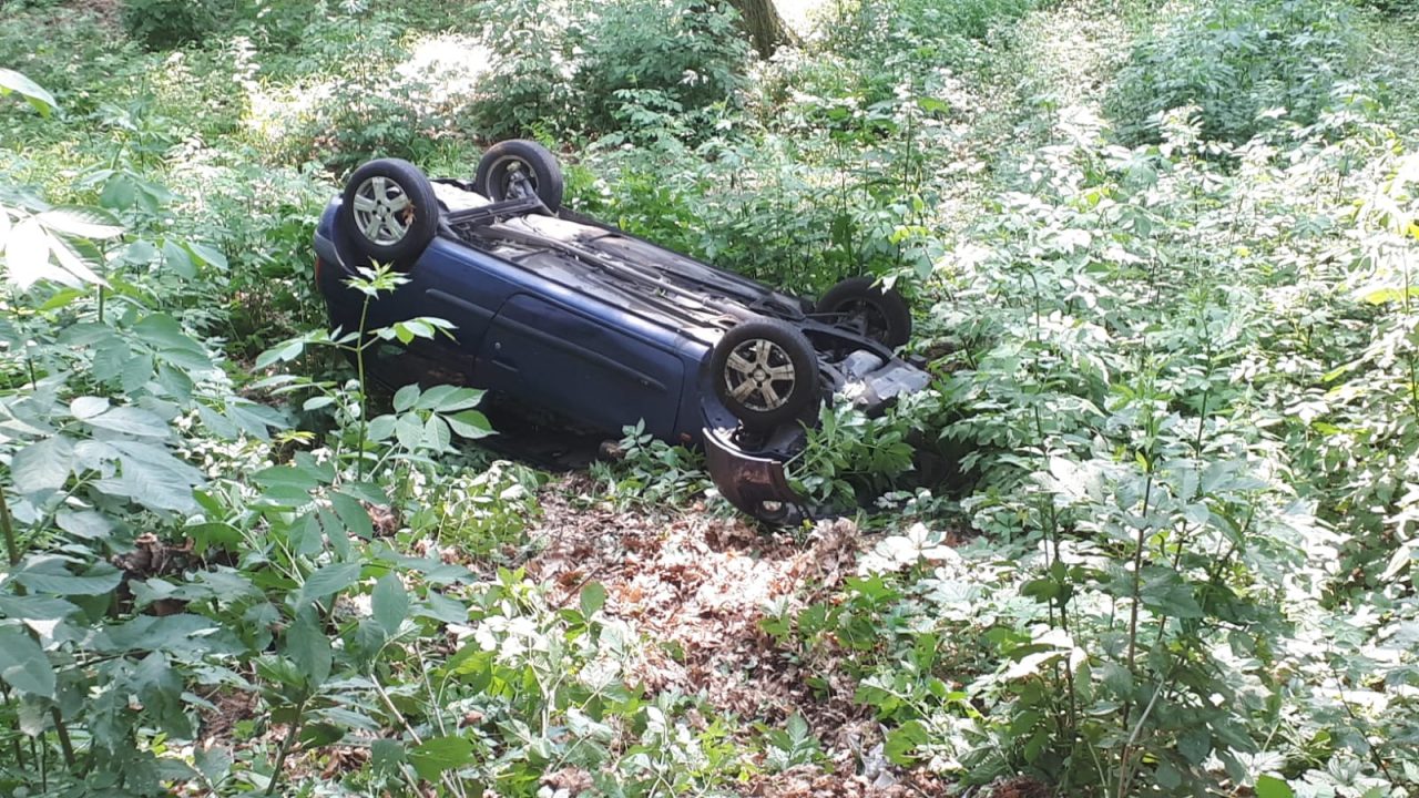 Auto ribaltata, colpa del freno a mano: mamma e figlia nel dirupo FOTO