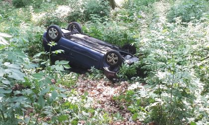 Auto ribaltata, colpa del freno a mano: mamma e figlia nel dirupo FOTO