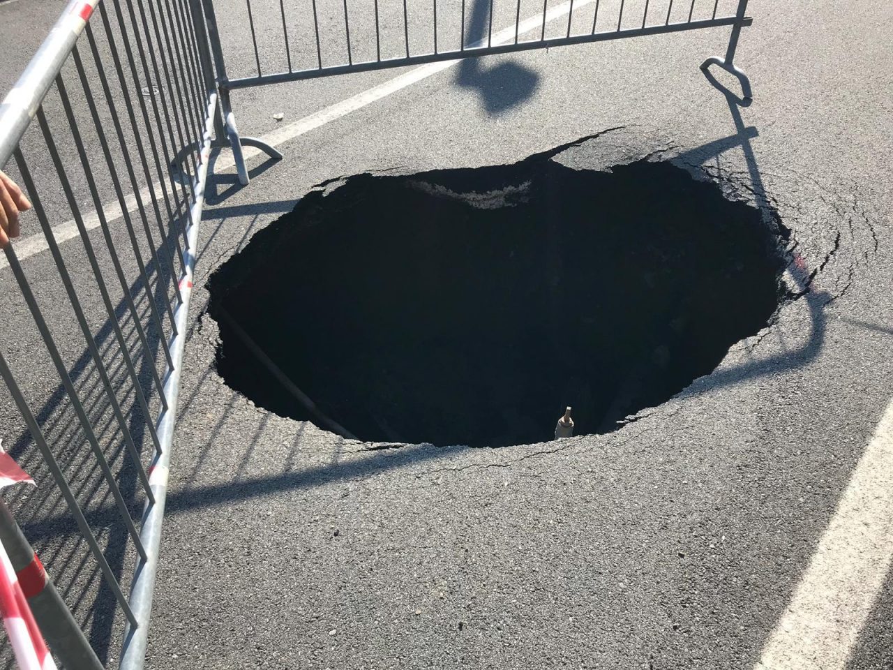 Si apre una voragine, chiusa la strada FOTO