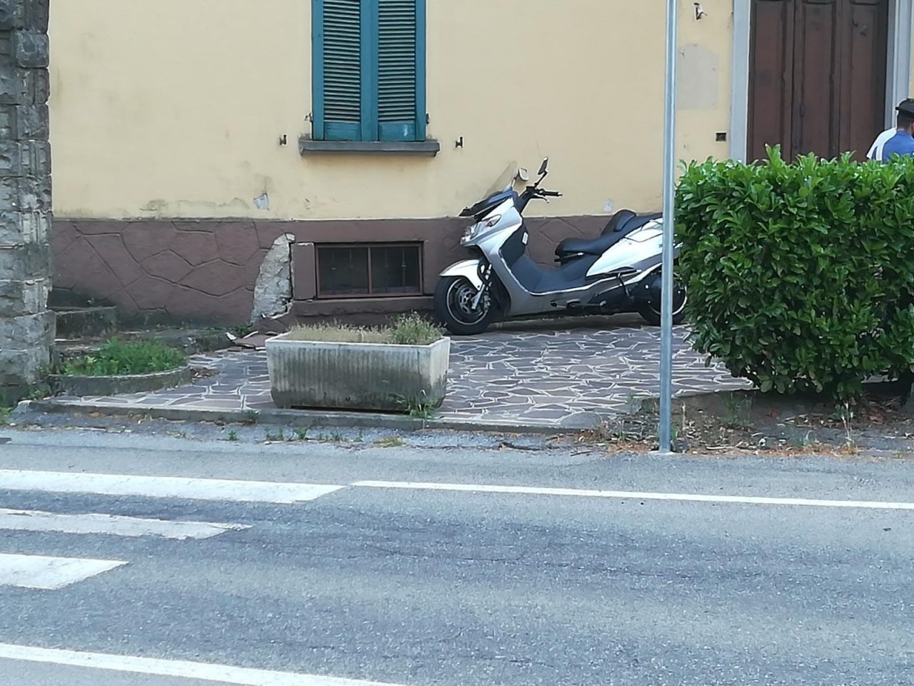 Cade in moto, centauro finisce in ospedale