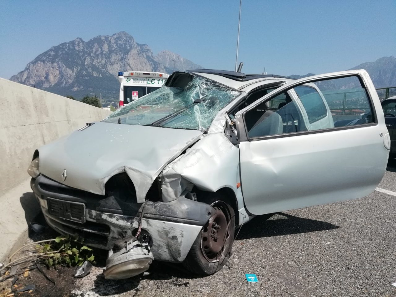 Auto ribaltata sul ponte Manzoni: traffico rallentato  FOTO