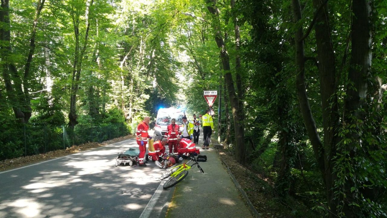 Cade in bici, 52enne in condizioni serie FOTO