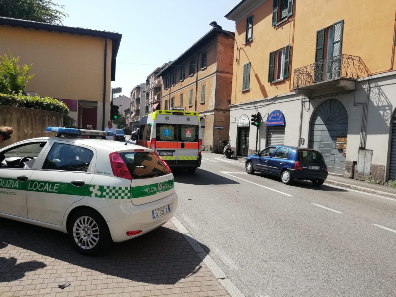 Quarantenne investita mentre attraversa la strada a Lecco FOTO