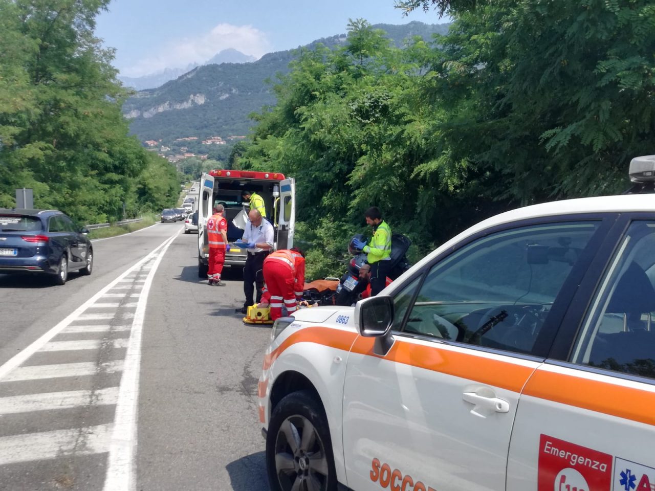 Incidente auto moto, centauro a terra a Oggiono VIDEO e FOTO