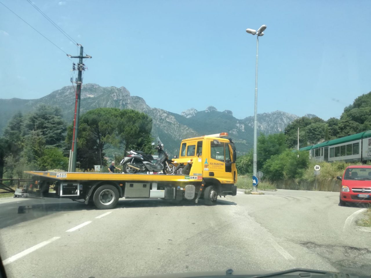 Collisione all’uscita del sottopasso di Sala al Barro, a terra un 33enne in moto