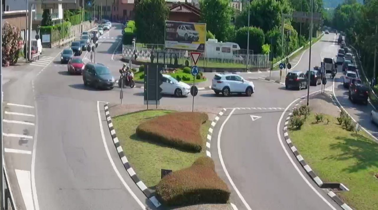 Galleria  Barro chiusa, delirante mattinata in coda nel Lecchese