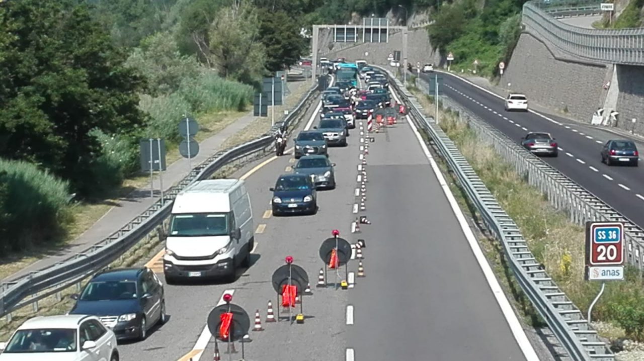 Ritardi al cantiere del ponte di Isella, code chilometriche sulla SS36  verso Lecco