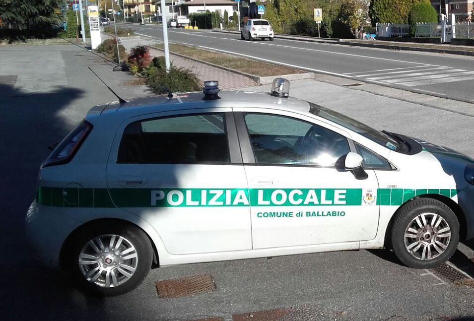 Provoca incidente sulla Lecco-Ballabio, fugge e poi simula il furto dell’auto: denunciato