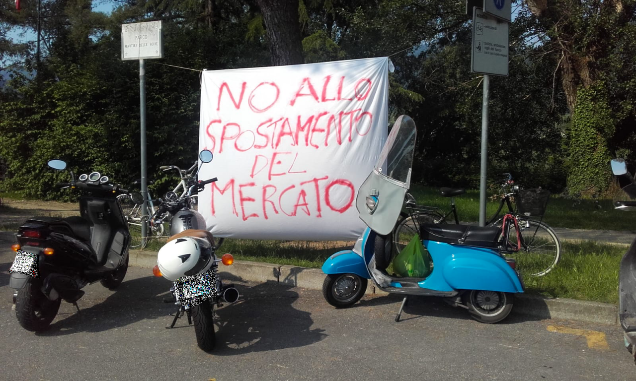 Calolzio, striscione contro lo spostamento del mercato FOTO