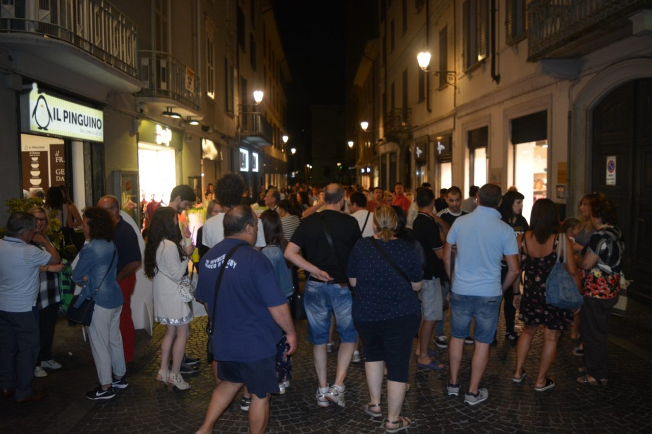 Shopping di sera: oltre alle compere ecco cosa fare questo giovedì