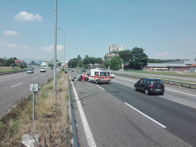 Si ribalta in Statale 36 mentre fa lezioni di guida con la mamma