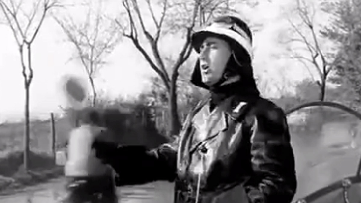 Ex vigile tormentava la vicina con canzoni sconce: allontanato a forza