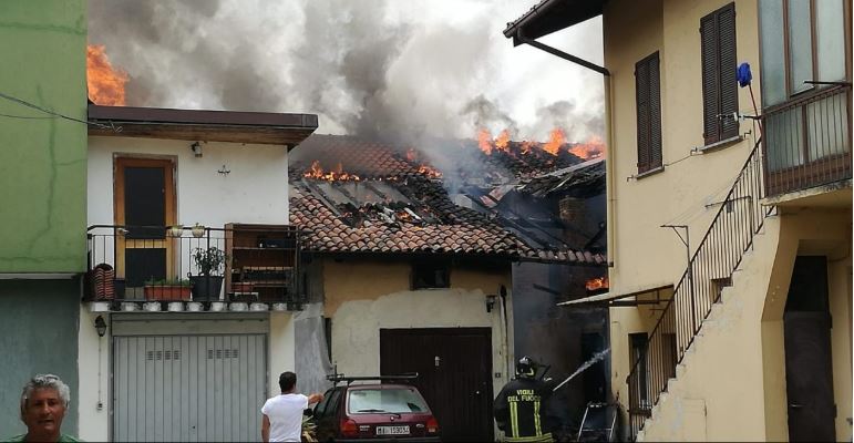 Incendio a Robbiate, devastate dalle fiamme due corti e tre palazzine FOTO e VIDEO
