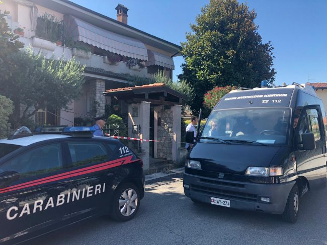 Tenta di uccidere moglie e figli a martellate