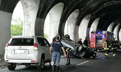 Auto ribaltata in Statale 36: traffico in tilt FOTO