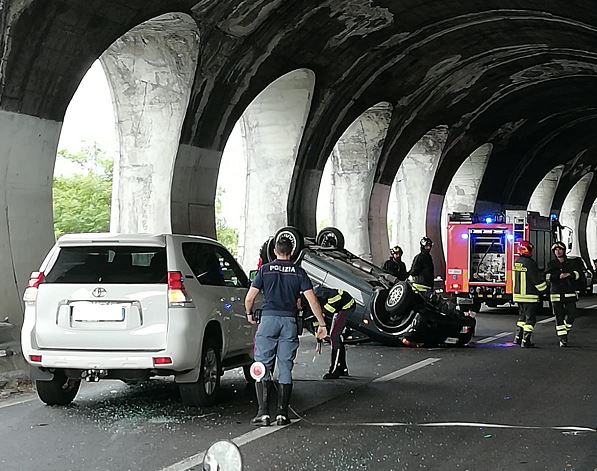 Auto ribaltata in Statale 36: traffico in tilt FOTO