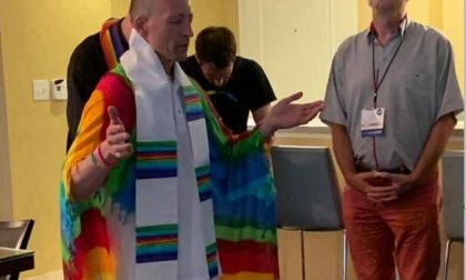 Il prete scomunicato diventa reverendo di una chiesa Lgbt