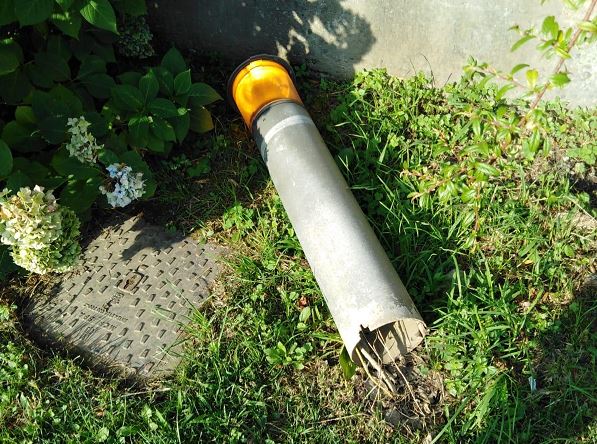 Vandali sulla ciclopedonale: le telecamere immortalano la “baby gang”… e il sindaco minaccia di togliere la residenza anche ai genitori