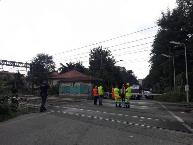 Tragedia sui binari: donna investita e uccisa dal treno sotto gli occhi del marito