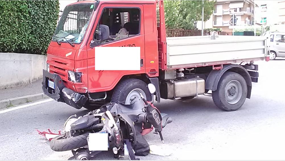 Moto si schianta contro un furgone: centauro in ospedale FOTO