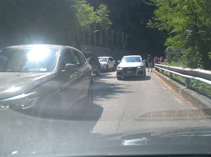 Auto parcheggiate fino a Rossino: domenica d’inferno a Erve