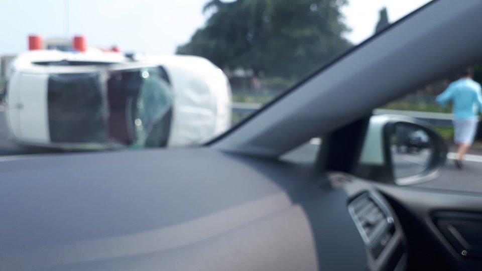 Auto ribaltata in Statale 36: 26enne in ospedale. Traffico in tilt verso Lecco