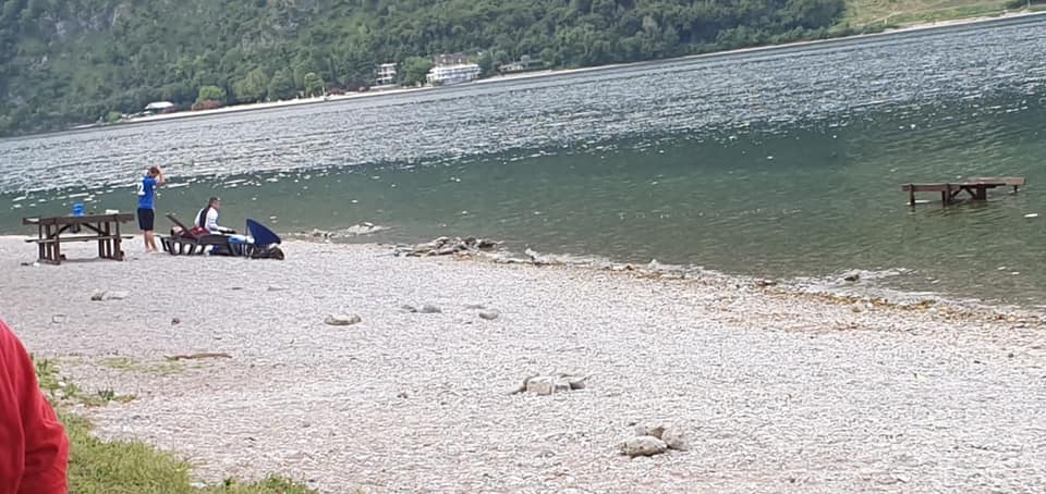 Vandali in azione ad Abbadia: tavolo gettato nel lago