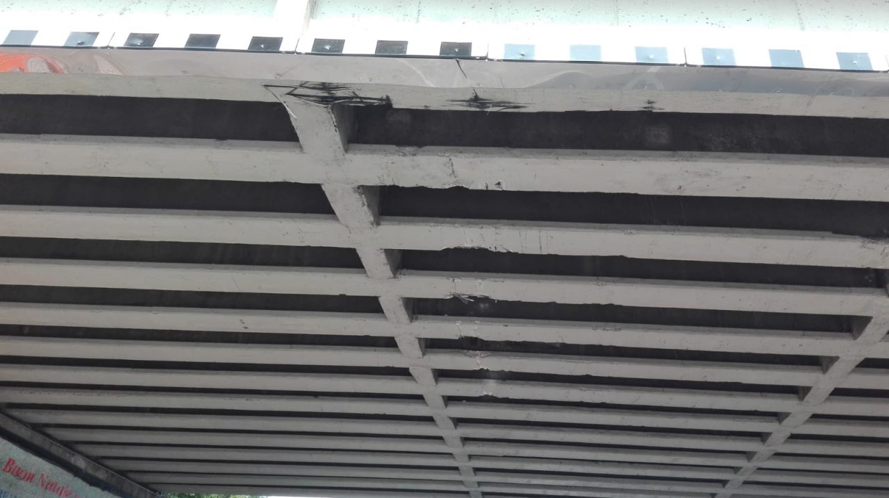 Camion danneggia il ponte: transito vietato ai mezzi pesanti FOTO