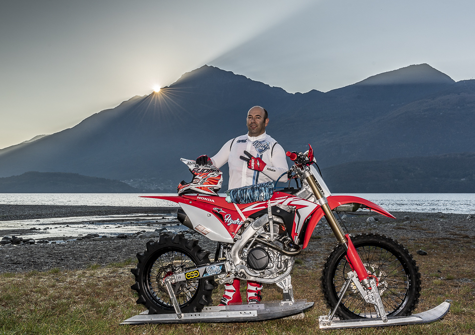 Un pilota da cross tenta il record mondiale sul lago di Como