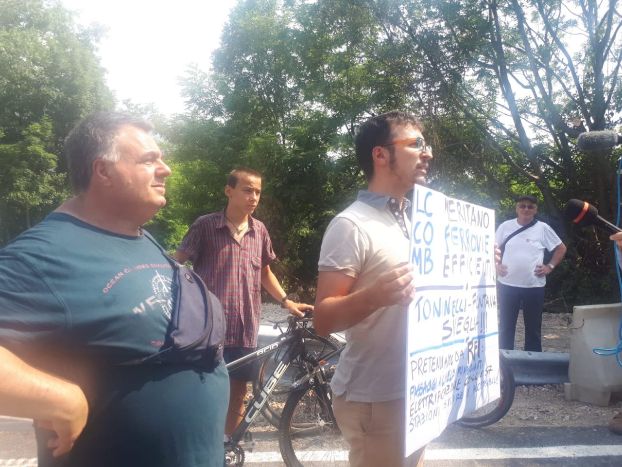 Ponte di Annone taglio del nastro con protesta per treni e stazioni