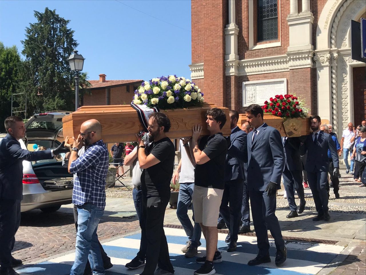 Tragedia di Terno d’Isola, commozione al funerale di madre e figlio FOTO