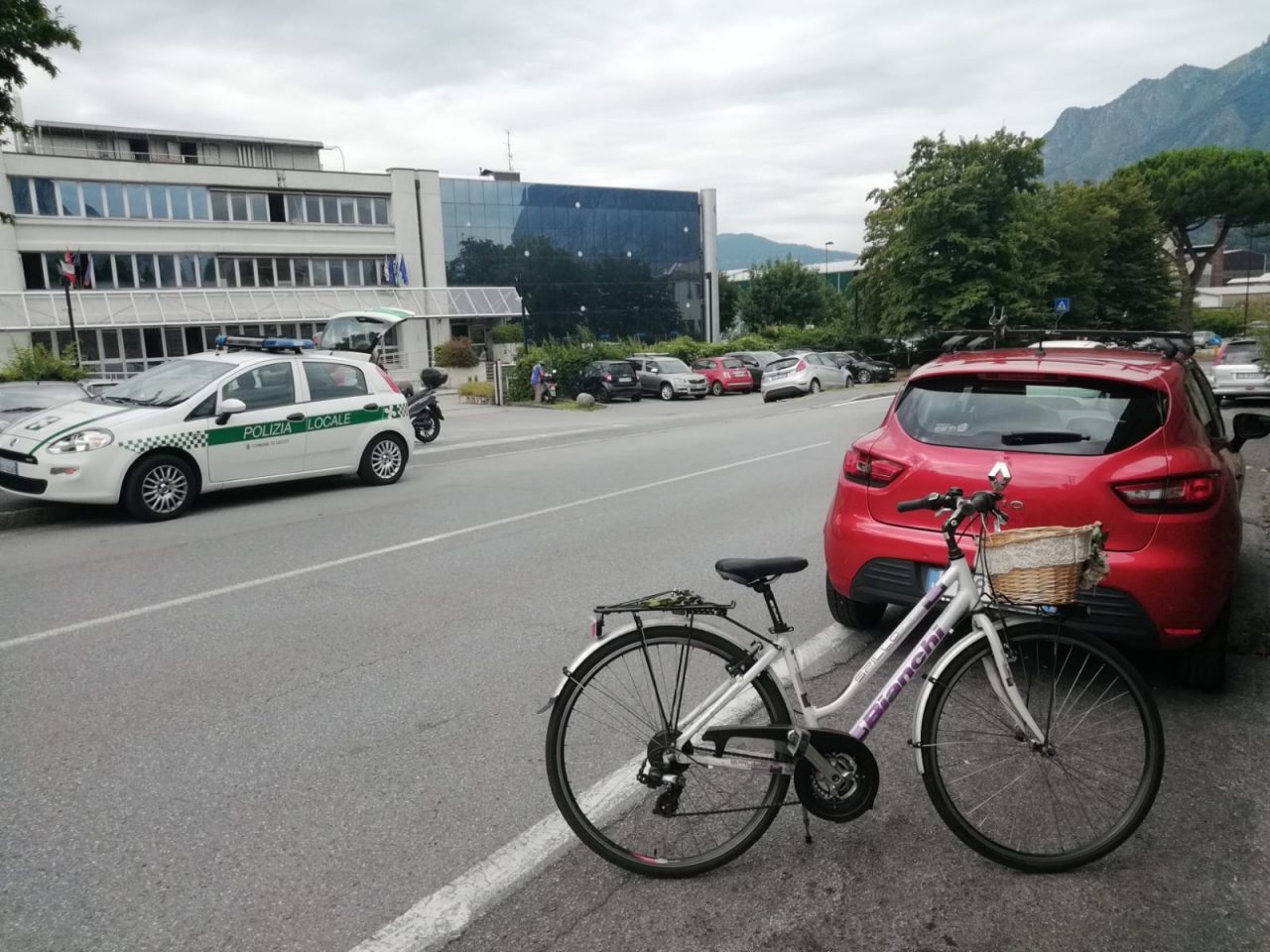 Apre la portiera e colpisce una donna in bicicletta: 31enne in ospedale