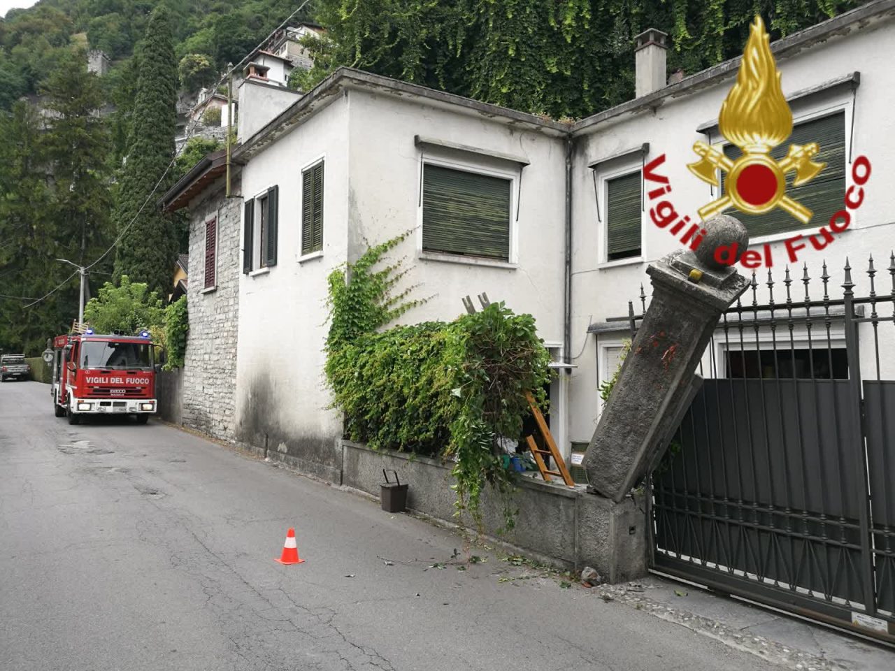 Un mezzo in transito distrugge la recinzione