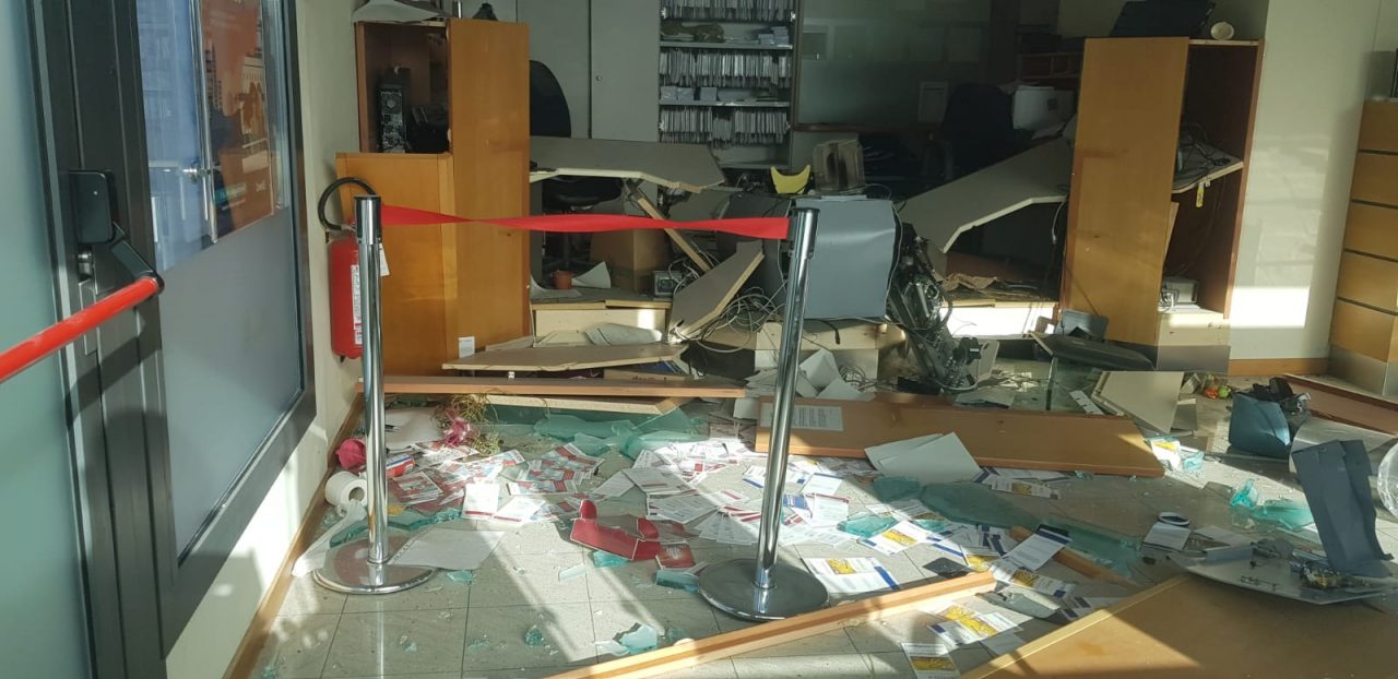 Furto in banca, i ladri devastano la filiale FOTO