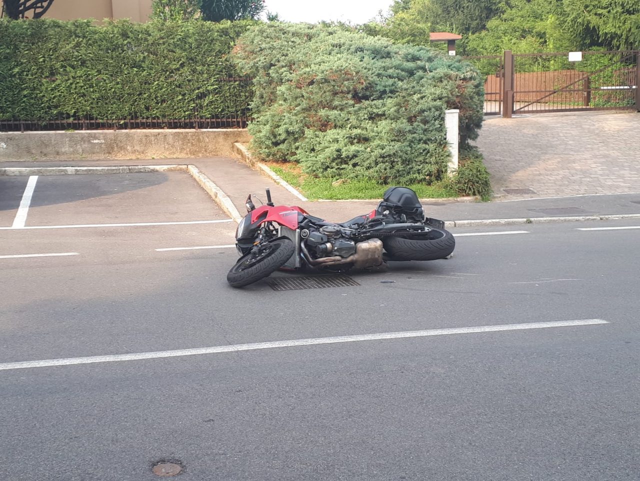 Paura per uno schianto auto moto: ferito un 27enne