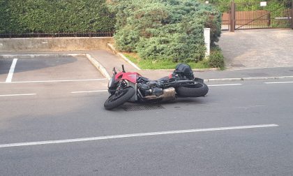 Paura per uno schianto auto moto: ferito un 27enne