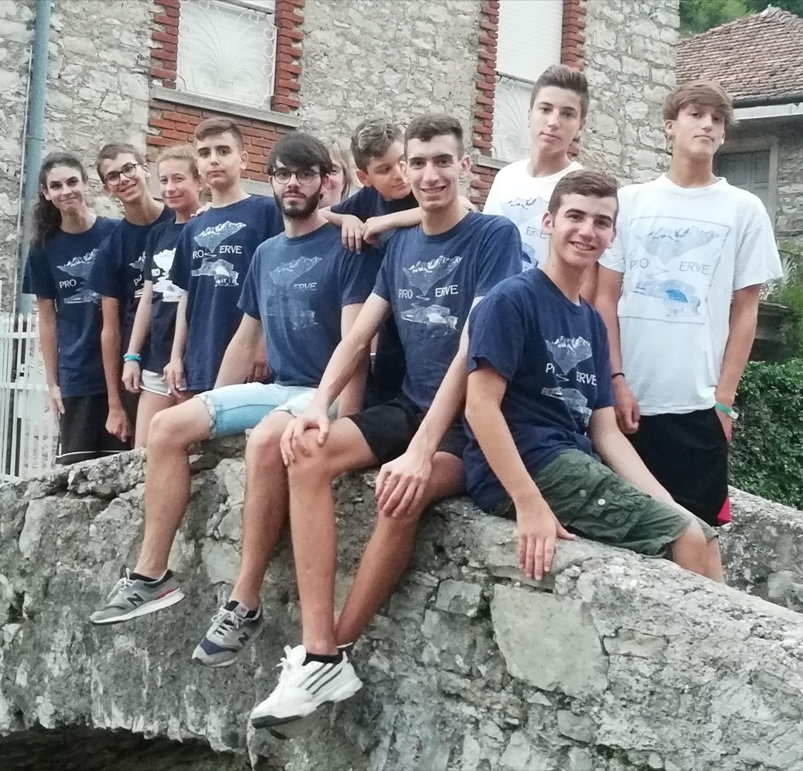 I ragazzi volontari, che servono tra i tavoli, della, Pro Erve,.
