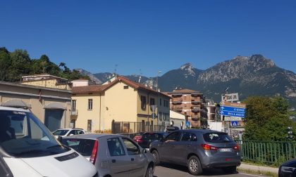 Stessa storia, stesso posto, stessa coda. A metà mattina regna ancora il caos FOTO e VIDEO