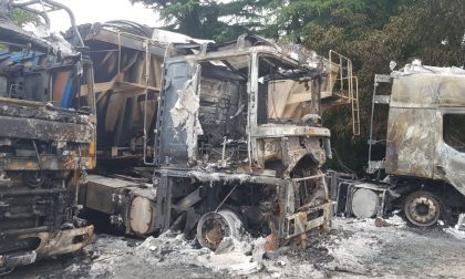 Incendio, tre camion in fiamme nel piazzale di un'azienda: ipotesi dolo FOTO