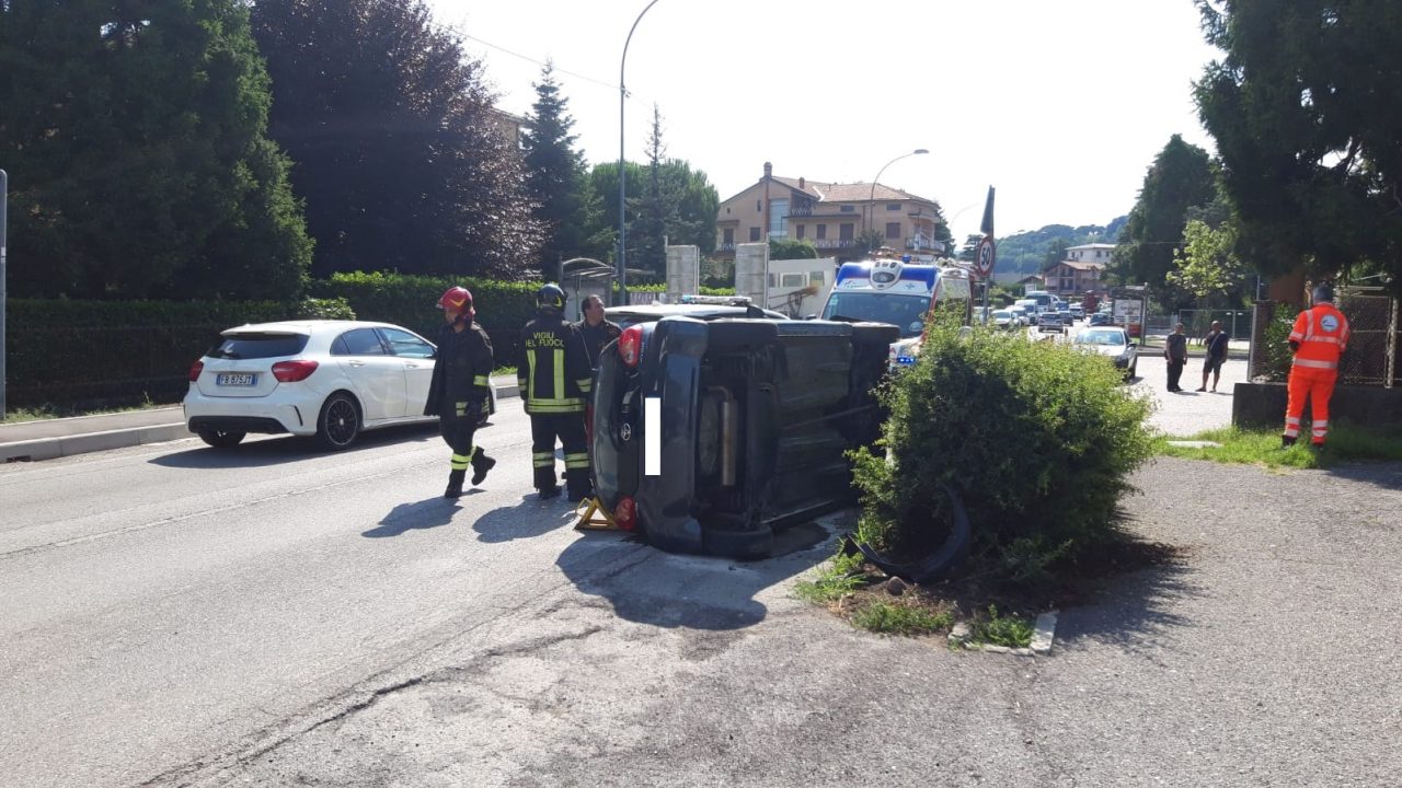 Paura per un’auto ribaltata sulla Provinciale FOTO
