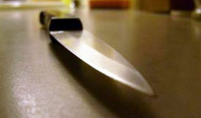 Lite tra padre e figlia degenera, lei lo minaccia con un coltello da cucina
