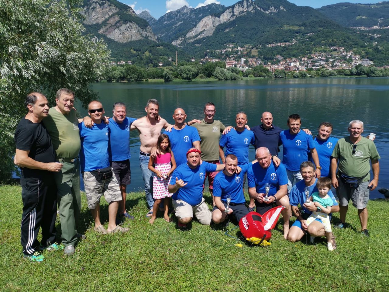 Moto, bici, ferri da stiro e pneumatici: discarica scoperta dai sub nell’Adda FOTO