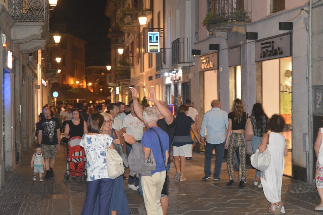 Saldi by night a Lecco con shopping di sera
